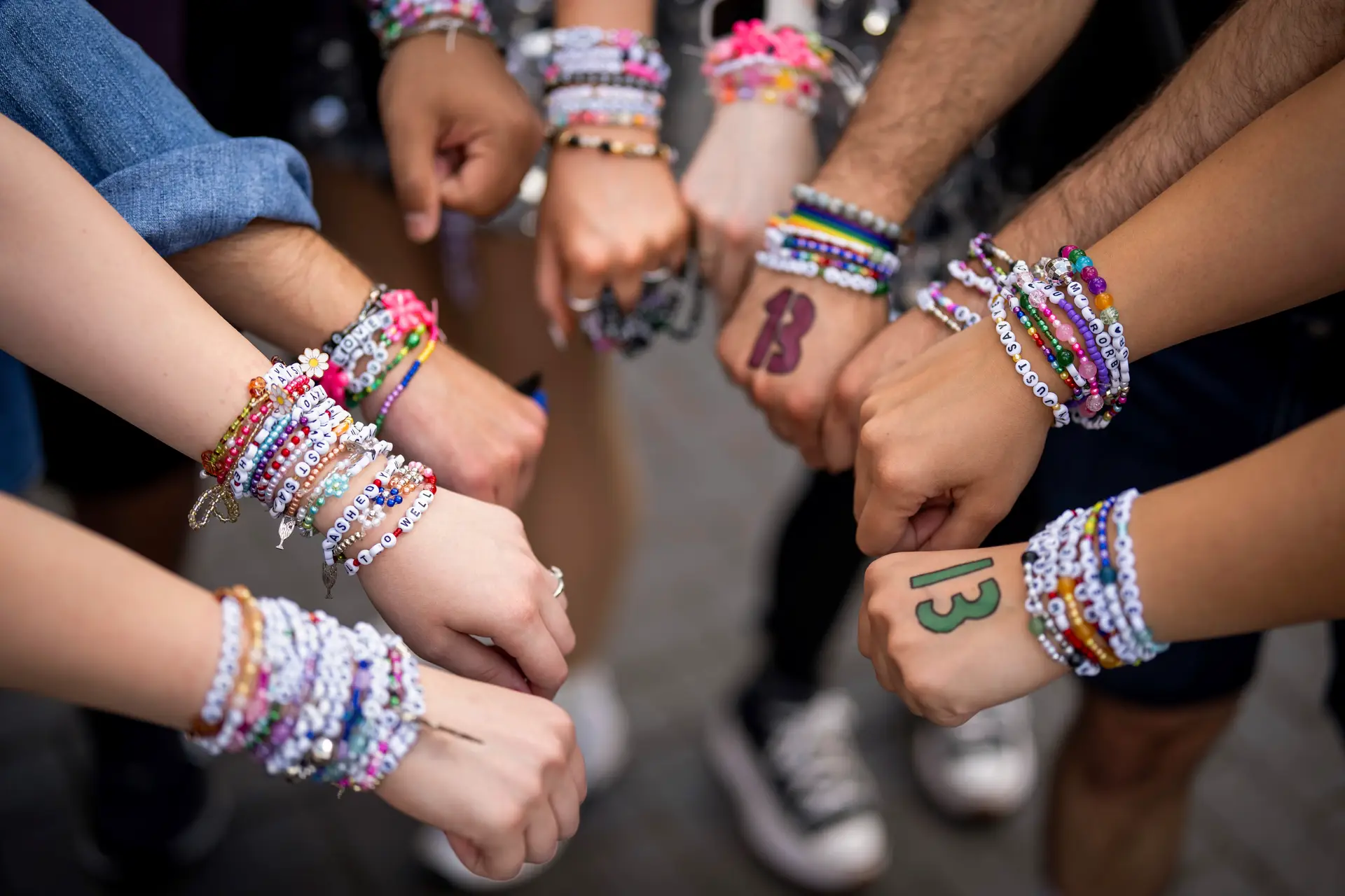 O que querem dizer as “pulseiras da amizade” da Taylor Swift?