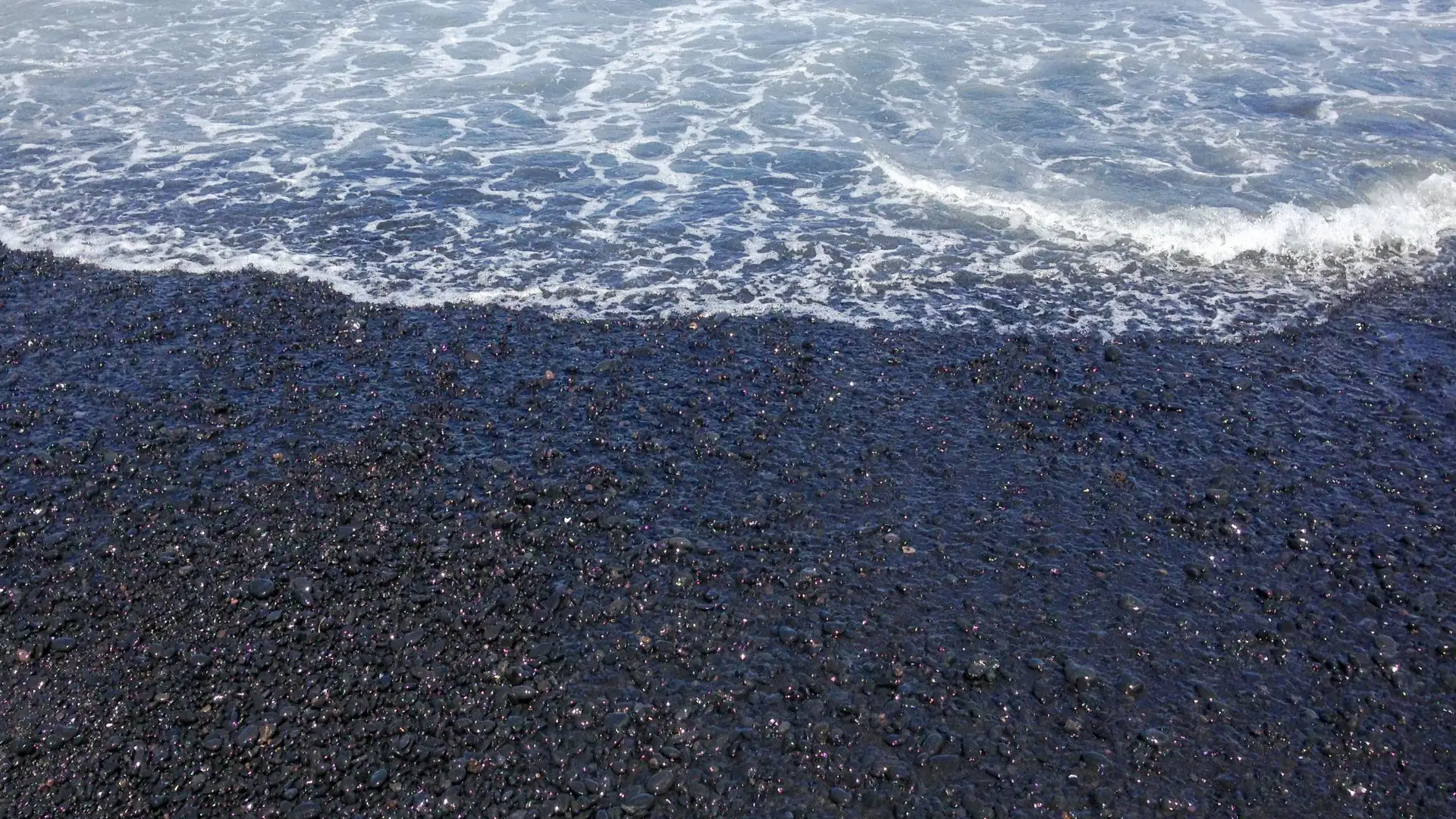 Porque há praias com areia preta?