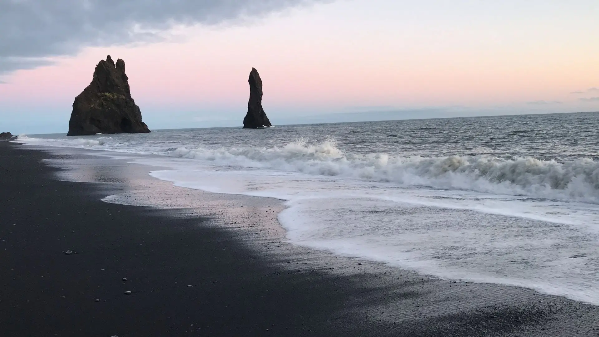 Porque há praias com areia preta?