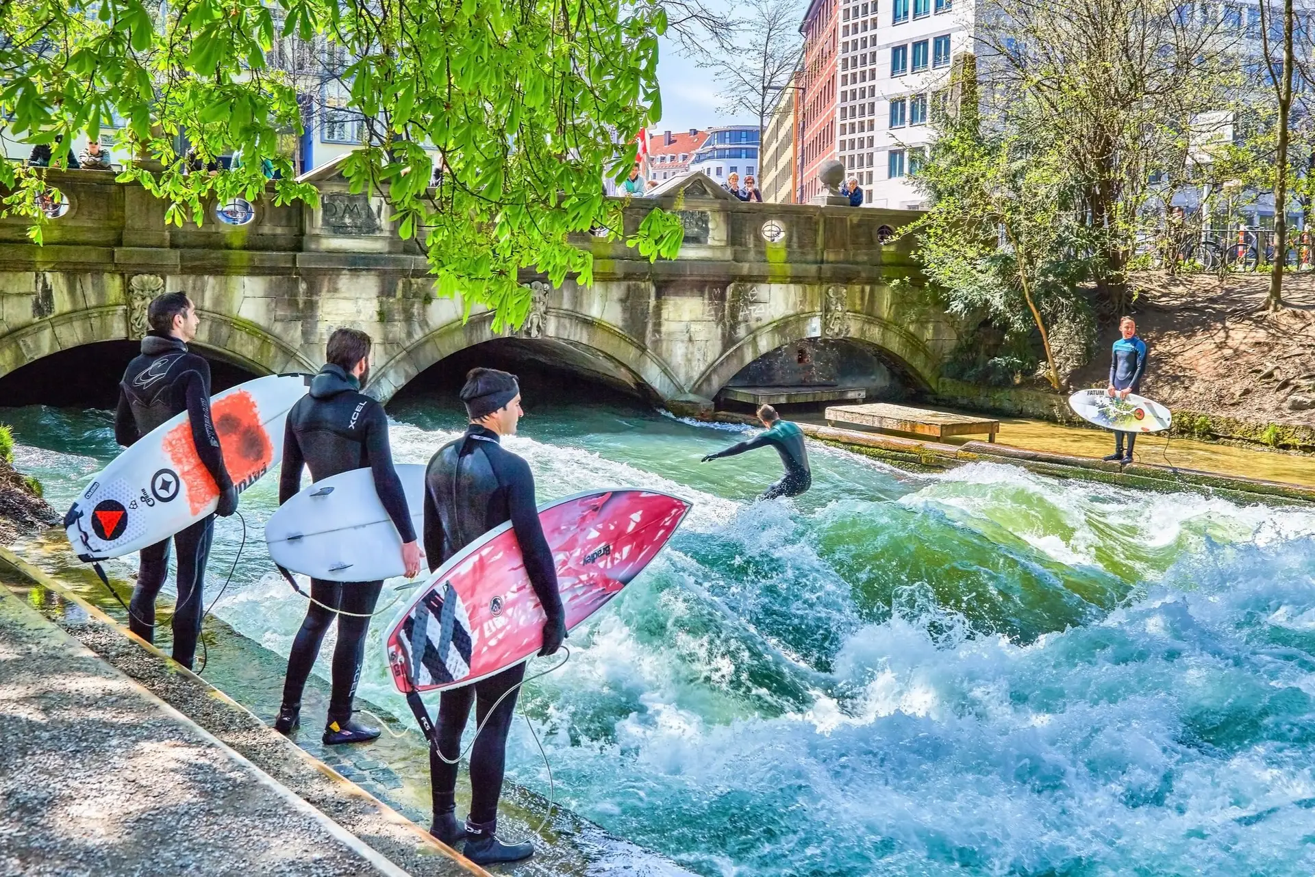 Quando não há mar, os surfistas vão para o rio