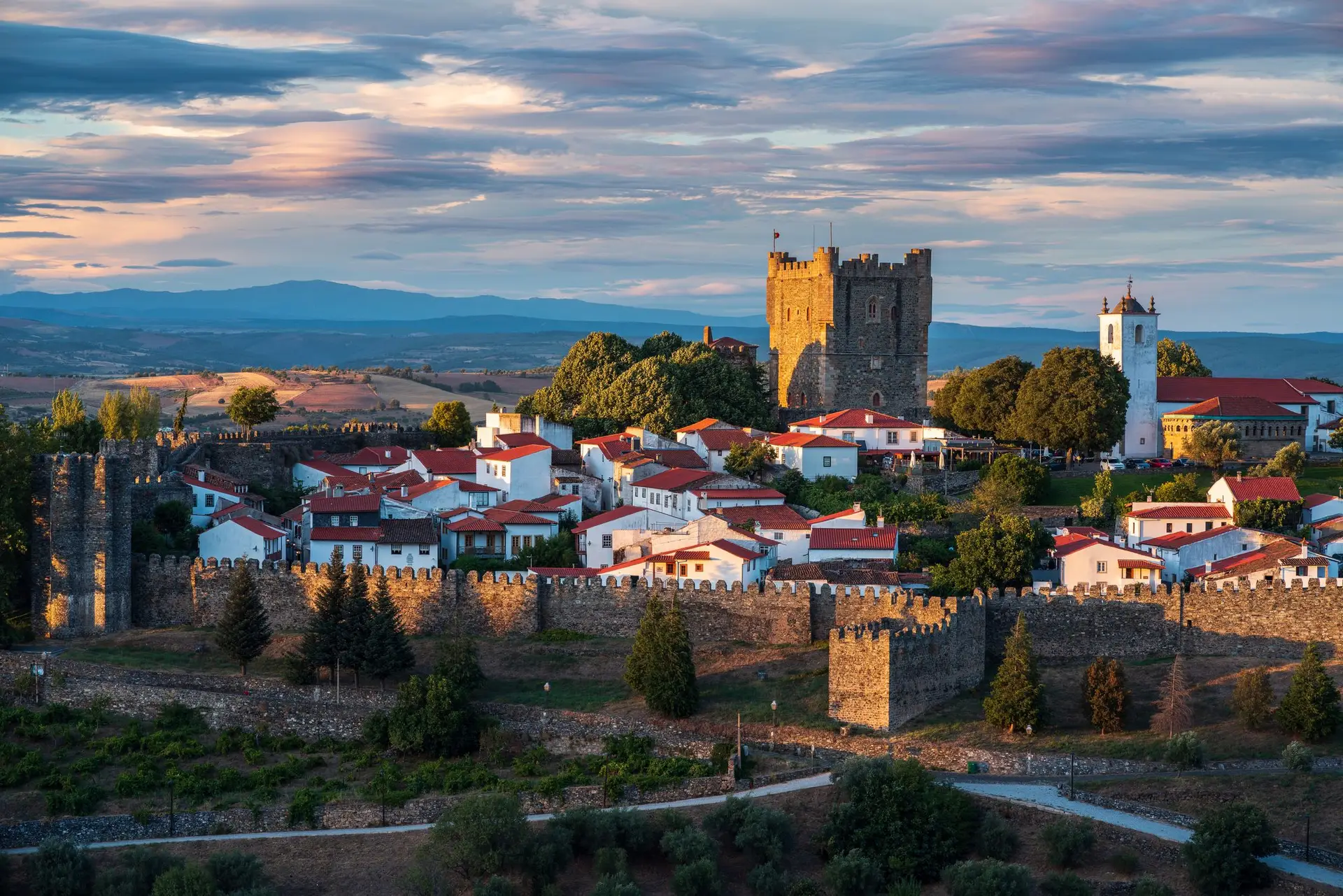 Portugal tem muitos castelos e há uma explicação