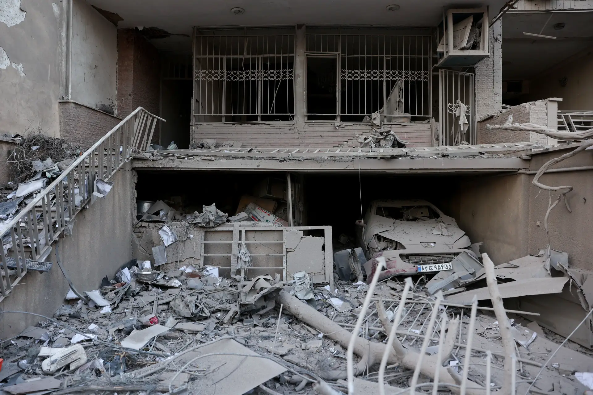 Ataque conjunto de Israel e dos EUA a um edifício da polícia, em Teerão, no Irão 