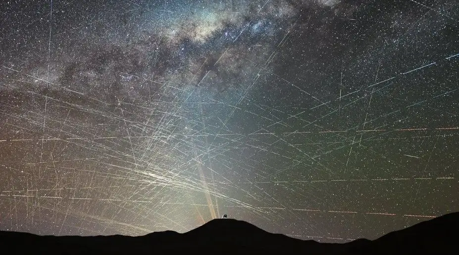Satélites atravessam o céu noturno sobre o norte do deserto chileno do Atacama durante um período de apenas uma hora