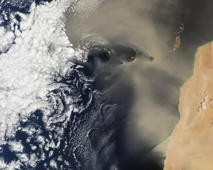 Ventos fortes sopraram do deserto do Saara para oeste, empurrando nuvens de poeira e areia sobre o sul e o centro de Marrocos e para o Oceano Atlântico, no início de abril de 2026