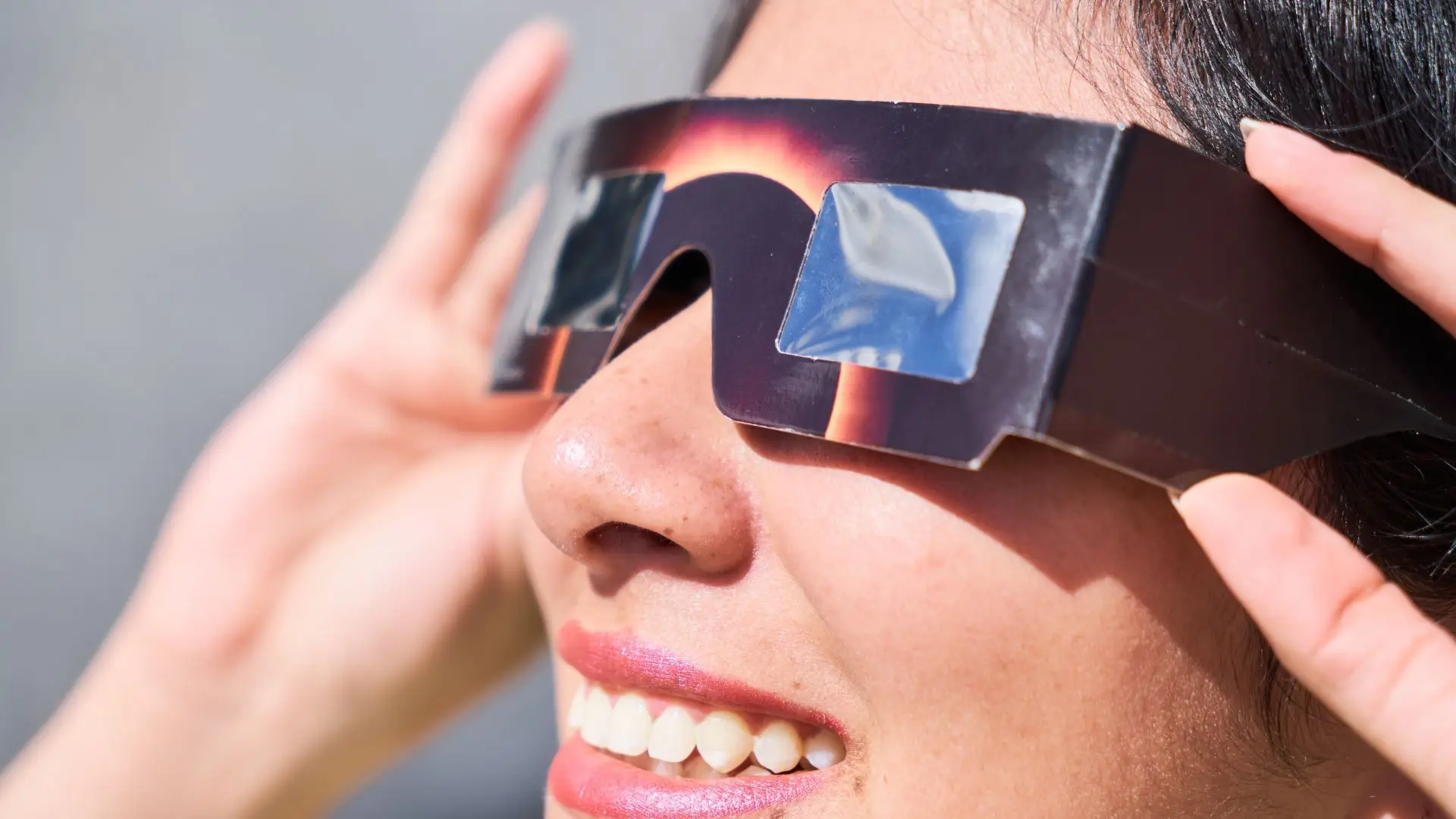 O eclipse é incrível, mas os teus olhos são preciosos!