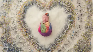 Imagem de bebé rodeada de seringas torna-se viral, mas porquê?
