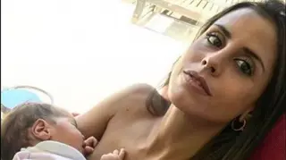 Famosas que amamentam em público sem tabus