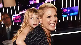 Pink está sem voz e parece que os filhos são 'suspeitos'