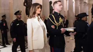 Melania Trump dá nas vistas com coordenado branco