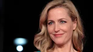Gillian Anderson posa nua em defesa dos animais