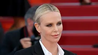 Charlize Theron: 'Não sejam tão simpáticas a pedir um salário igual"