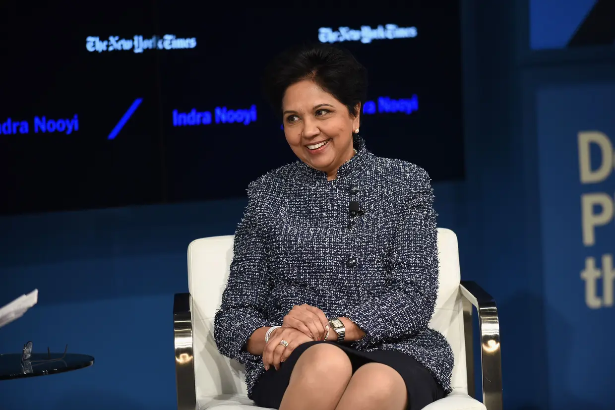 Indra Nooyi. Empresária norte-americana, de origem indiana, e atual diretora executiva da PepsiCo. Em 2017, a revista Forbes colocou-a na 12ª posição na lista das mulheres mais influentes do mundo.