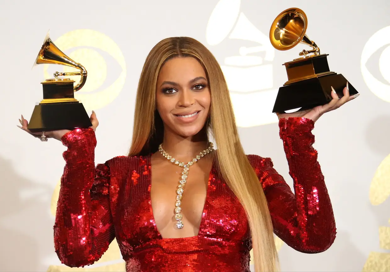 Beyoncé. É uma das cantoras de maior sucesso do século XXI, com milhões de fãs e seguidores em todo o mundo. Já venceu inúmeros prémios de música, incluindo 21 Grammys.
