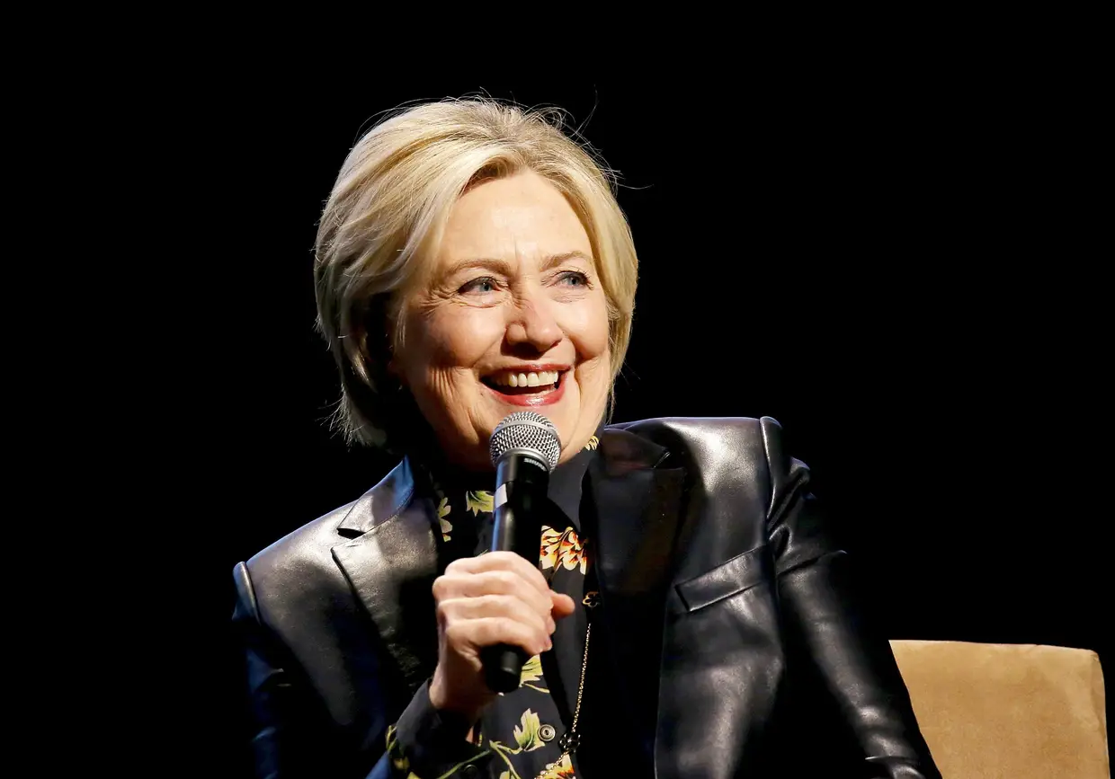 Hillary Clinton. Advogada de profissão, já ocupou o cargo de secretária de Estado dos Estados Unidos, de primeira-dama, de senadora por Nova Iorque e, mais recentemente, foi candidata do Partido Democrático às eleições presidenciais, de 2016.