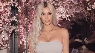 Kim Kardashian mantém a barriga lisa com um acessório de 8 euros