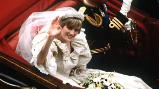 Icónico vestido de noiva da princesa Diana já está em exposição. Eis as primeiras imagens