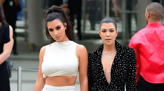 Irmãs Kardashian roubam as atenções em noite de gala