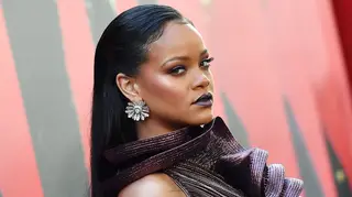 Rihanna elege vestido metálico e peculiar para a passadeira vermelha