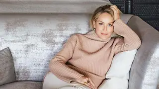 Aos 60 anos, Sharon Stone mostra-se sem maquilhagem com os três filhos