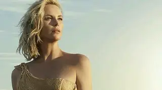 Charlize Theron surpreende lutador de boxe com murros, abraços e um beijo