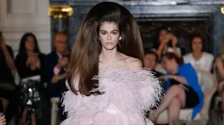 Filha de Cindy Crawford arrasa em desfile com peruca gigante