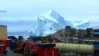 As imagens de um iceberg que se solta de um glaciar na Gronelândia