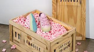 Estes novos ténis da Converse são um tributo à cor e ao brilho!