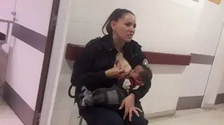 Polícia amamenta bebé desnutrido que foi separado da mãe