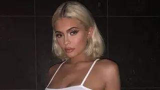 Kylie Jenner exibe silhueta invejável em calças cor-de-rosa choque