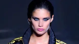 Sara Sampaio encerra desfile arrebatador em Nova Iorque
