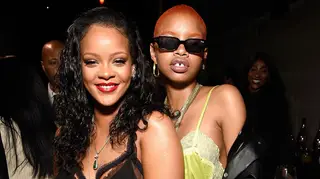 Modelo favorita de Rihanna desfila grávida e em lingerie