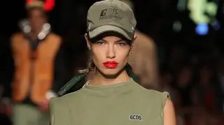 Modelos com três mamas invadem Semana da Moda de Milão