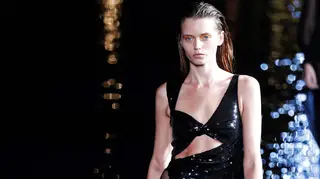 Modelos desfilam na água em Paris para a Saint Laurent