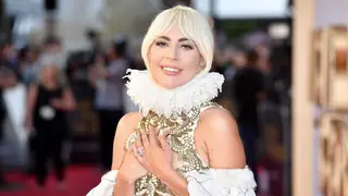 Sem maquilhagem e com o cabelo cor-de-rosa, Lady Gaga surge irreconhecível