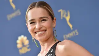 Emilia Clarke muda radicalmente de visual com inspiração em Brad Pitt e Gwyneth Paltrow