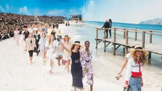 Desfile único da Chanel leva praia a Paris