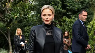 Charlene do Mónaco aposta em visual irreverente para a Semana da Moda de Paris