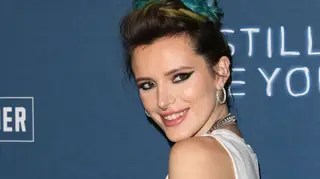 Bella Thorne mostra axilas por depilar em noite de estreia