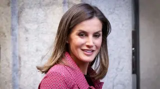 Letizia combina calças de estilo ‘motard’ com casaco clássico