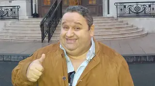 Fernando Mendes volta aos treinos e exibe pernas tonificadas