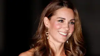 Kate Middleton aposta em visual mais arriscado que o habitual