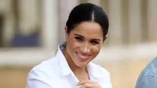 Meghan Markle escolhe vestido vermelho e sapatos rasos e esgota mais uma marca