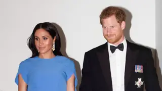 Grávida, Meghan Markle surge deslumbrante com vestido de gala
