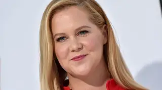 Amy Schumer continua a enfrentar problemas na gravidez e mostra vídeo a vomitar