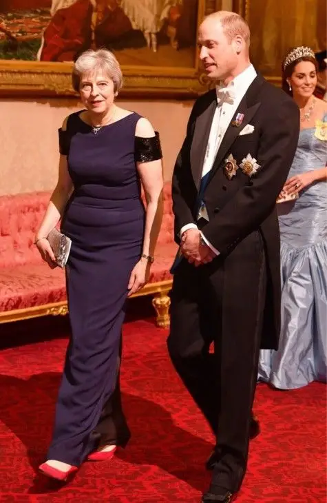 A primeira-ministra britânica, Theresa May, com o príncipe William