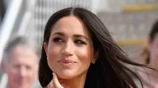 Meghan Markle esquece-se de tirar etiqueta do vestido e a internet não perdoa