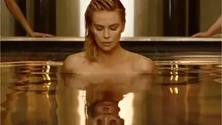 Nua, Charlize Theron é a deusa dourada do novo anúncio da Dior