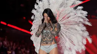 Adriana Lima chora no último desfile para a Victoria's Secret