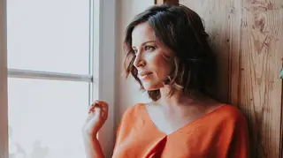 Aos oito meses de gravidez, Dânia Neto posa seminua em produção de Cristina Ferreira