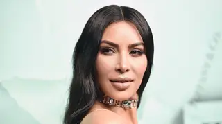 Kim Kardashian surpreende com decote pronunciado até ao umbigo
